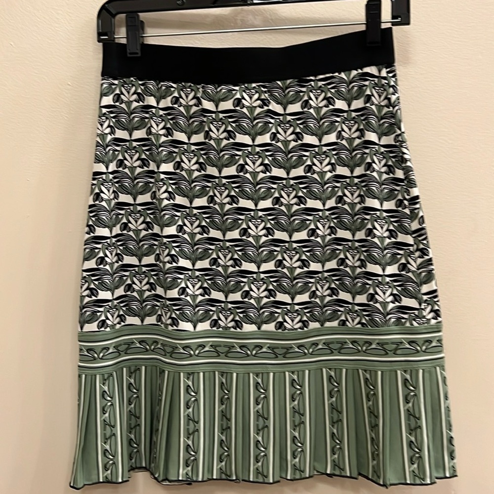 Skirt floral Max Studio green black pleated bottom hem XS stretch elastic waist